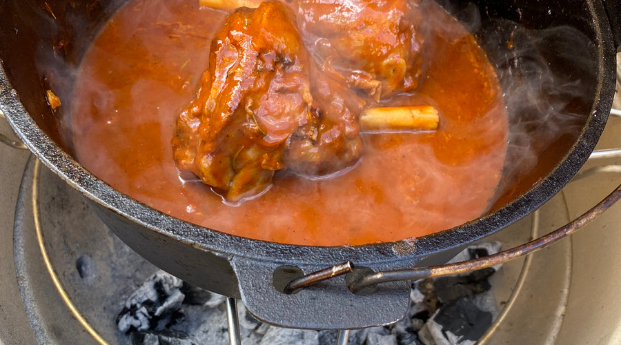 BBQ TRICKS: Stinco di agnello brasato nella birra scura cotto nel DUTCH OVEN