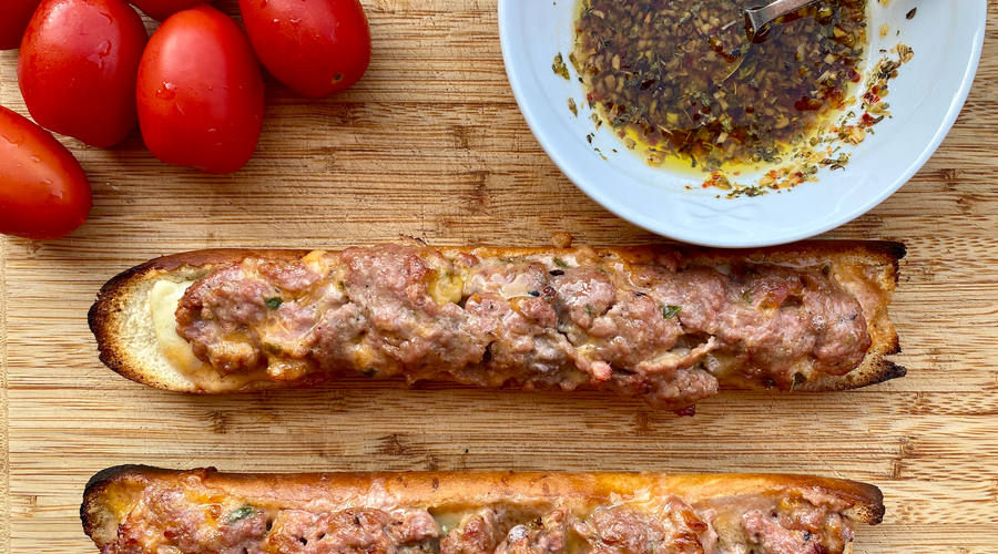 Sfilatino Con Salsiccia Jalapeño & Cheddar, cuore di formaggio e Chimichurri