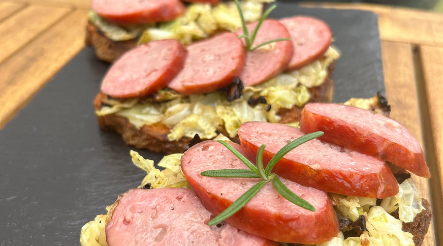 Crostone con Salamella Affumicata e Verza Arrosto